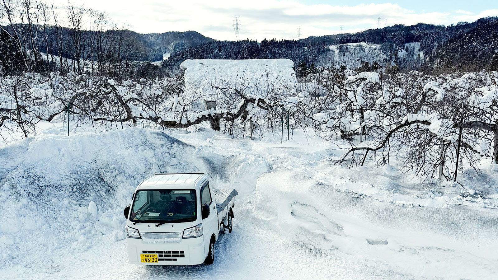 2025年冬のサンタりんご園と軽トラック